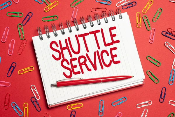 Handschrift tekst Shuttle Service. Conceptuele foto voertuigen zoals bussen reizen vaak tussen twee plaatsen Brainstorming Problemen En Oplossingen Vragen Relevante Vragen — Stockfoto