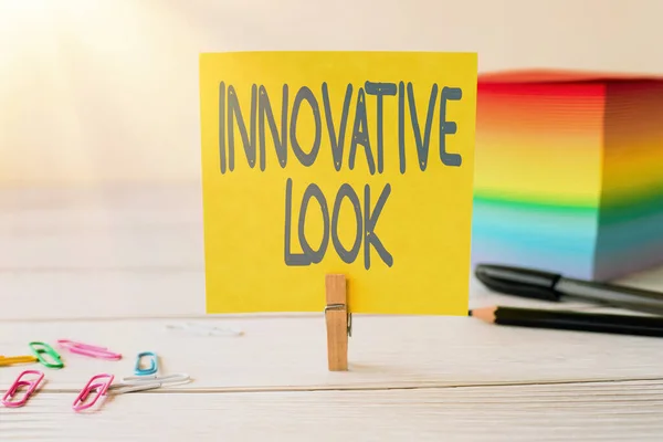 Teken met Innovatieve look. Word Written on The quality of an idea which is new and different Trending Blank Plakkerige notitie Laundry Clip Stack Of Colorful Paper Pen Placed On Desk. — Stockfoto