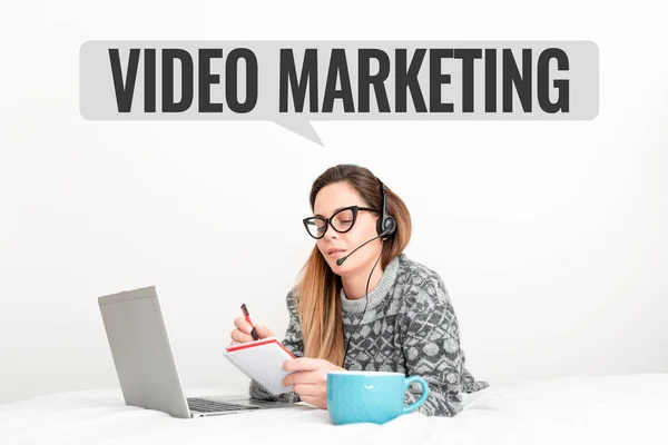 Ispirazione mostrando segno Video Marketing. L'approccio aziendale integra video coinvolgenti nelle campagne di marketing Callcenter Agent Working From Home, Student Preparing For Examinations — Foto Stock