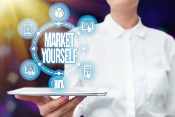 Koncepcionális felirat Market Yourself. Üzleti kirakat Önmagad bármilyen feladathoz és projekthez az életben Lady Uniform Standing Tablet Hand Virtuális modern technológia bemutatása — Stock Fotó