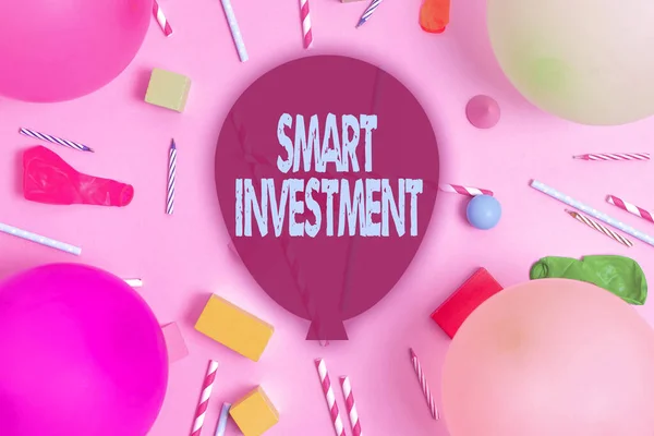 스마트 투자 (Smart Investment) 문서 작성. 사업 개념 자산에 자금을 할당하거나 자본 화려 한 생일 파티를 실시하는 것은 밝은 기념 기획 아이디어를 설계하는 것이다 — 스톡 사진