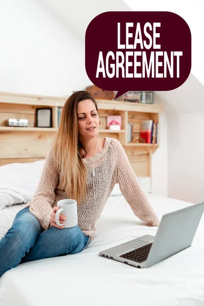 Hand writing sign Lease Agreement. Business concept Contract on the terms to one party agrees rent property Reading Interesting Articles Online, Solving Internet Problems — Stock Photo, Image