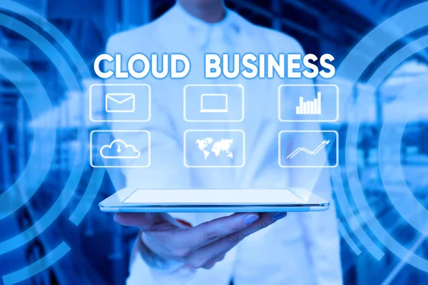 Znak tekstowy pokazujący Cloud Business. Słowo dla obliczeń, które opiera się na współdzielonych zasobów obliczeniowych Lady Uniform Tablet Hand Presenting Virtual Modern Technology — Zdjęcie stockowe
