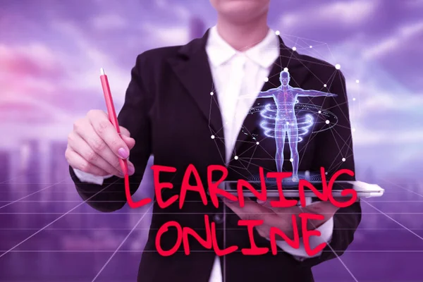 Inspiration som visar tecken Learning Online. Word Skrivet på Lär dig något nytt med hjälp av internet och teknik Lady In Uniform Standing Holding Tablet Typing Futuristiska tekniker. — Stockfoto