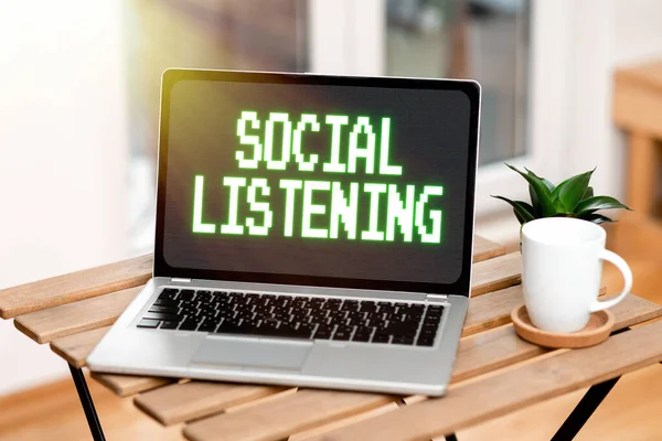 Inspiration montrant signe Social Listening. Concept Internet analysant les conversations et les tendances de votre produit Voix et capacités d'appel vidéo Connecter les gens ensemble — Photo