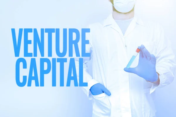 Escribir mostrando texto Venture Capital. Negocios muestran capital invertido en un proyecto en el que existe riesgo Doctor Analyzing New Medicine, Scientist Presenting Medical Research — Foto de Stock