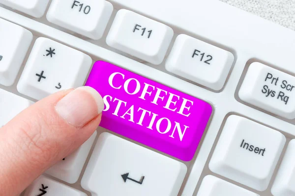 Надпись от руки Coffee Station. Бизнес идея небольшой неформальный ресторан, где горячие напитки подаются Публикация напечатанной на машинке фантазии короткая история, набрав онлайн меморандум — стоковое фото