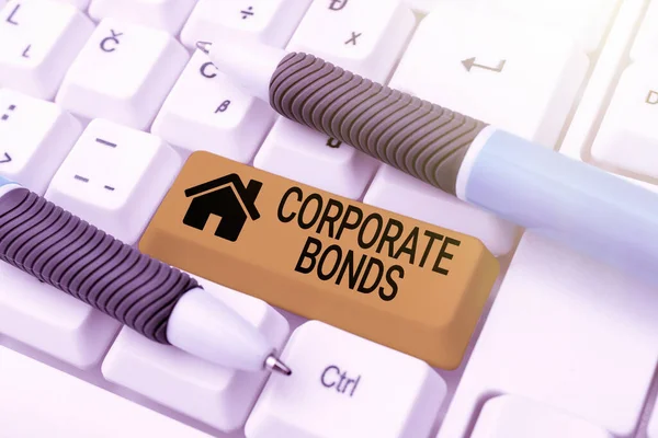상품명은 Bonds 이 다. 비즈니스 컨셉 기업 타이핑 게임 프로그램 코드, 프로그래밍 뉴 플레이 가능 애플리케이션등 다양 한 이유로 자금을 조달 한다. — 스톡 사진