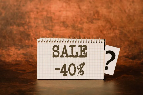 Письменный знак "Продажа 40 процентов". Деловой подход Промо-цена товара на 40% -ной разметке Мозговой штурм новой идеи решений и ответов в поисках новых подсказок — стоковое фото