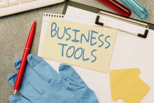 Signo de texto que muestra Business Tools. Metodologías de Marketing de Conceptos de Internet Procesos y Tecnologías Utilizan Escribir Notas Médicas Estudios Científicos y Planes de Tratamiento — Foto de Stock