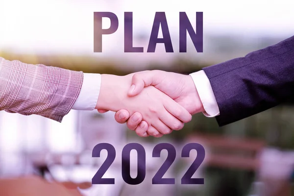 Hand writing sign plan 2022. Business overview detailed proposal doing achieving something next year Δύο επαγγελματίες καλοντυμένοι επιχειρηματίες — Φωτογραφία Αρχείου