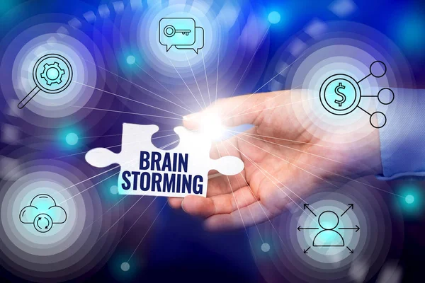 Teken met Brain Storming. Word Written on Stimulating creative thinking Het ontwikkelen van nieuwe ideeën Discussie Hand Holding Jigsaw Puzzel stuk Het ontsluiten van nieuwe futuristische technologieën. — Stockfoto