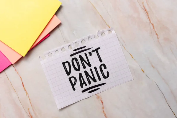 Znak z napisem "Don T Panic". Koncepcyjne zdjęcie nagle czuje się tak zmartwiony lub przestraszony, że nie można zachowywać się nowe pomysły świeże Concept Creative Communications Sticky Note — Zdjęcie stockowe