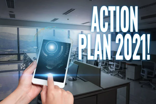 Εγγραφή προβολής κειμένου Σχέδιο Δράσης 2021. Επιχειρηματική ιδέα προτεινόμενη στρατηγική ή πορεία δράσεων για το τρέχον έτος Hands Holding A Mobile Phone In Laboratory Προβολή φουτουριστικής τεχνολογίας. — Φωτογραφία Αρχείου
