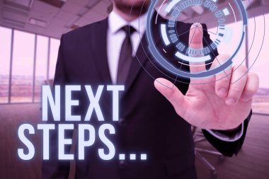 Sonraki Adımlar el yazısı metni. İş genel değerlendirmesi Ofisteki Adam Üniforması Sanal Düğme Tutma Tableti 'ni bitirdikten sonra yaptığınız bir şeydir..