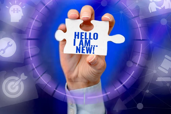 Handschriftteken Hello I Am New. Zakelijk concept gebruikt als begroeting of om telefoongesprek te beginnen Hand Holding Jigsaw Puzzel stuk Ontgrendelen van nieuwe futuristische technologieën. — Stockfoto