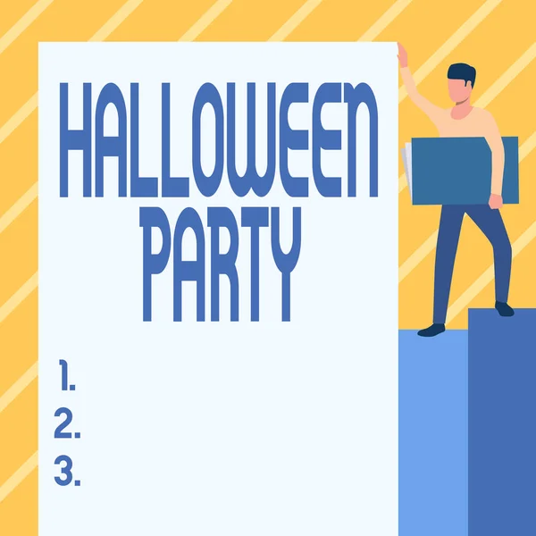 Textschild, das die Halloween-Party zeigt. Geschäftsidee Vorabend des westlichen christlichen Festes Allerheiligen-Tag Mann steht mit großem Notizbuch und zeigt großes Whiteboard. — Stockfoto