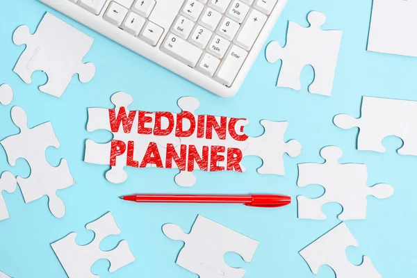 Conceptuele bijschrift Wedding Planner. Zakelijk idee iemand die bruiloften plant en organiseert als een beroep Building An Unfinished White Jigsaw Pattern Puzzel With Missing Last Piece — Stockfoto