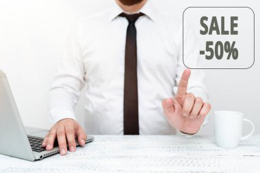 % 50 indirimli metin gösterimi yazılıyor. İşletme fikri Bir ürünün promosyon fiyatı% 50 indirimli Uzak Ofis Çalışma Online Sunum İş Planı ve Tasarımları