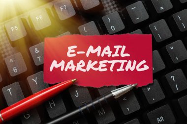 Kavramsal başlık E-posta Pazarlama. İşletme vitrini Reklamları Çevrimiçi Satış Bildirimleri Tanıtımları Yazılı Notları Bir Bilgisayara Aktarma, Motivasyon İletileri Yazma