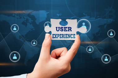 Kullanıcı Deneyimi işaretini gösteren bir ilham. Kavram demek, yeni gelecekçi teknolojilerin kilidini açan el yapımı yapboz parçası kullanan bir kişinin genel deneyimi demek..