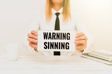 El yazısı Uyarı Günah. İş yaklaşımı, Yeni Uygulama Geliştiricisi Sunar, Geliştirilmiş Aygıt Görüntülenir, Yasaları çiğnediğine inanılan eylemi durdurur