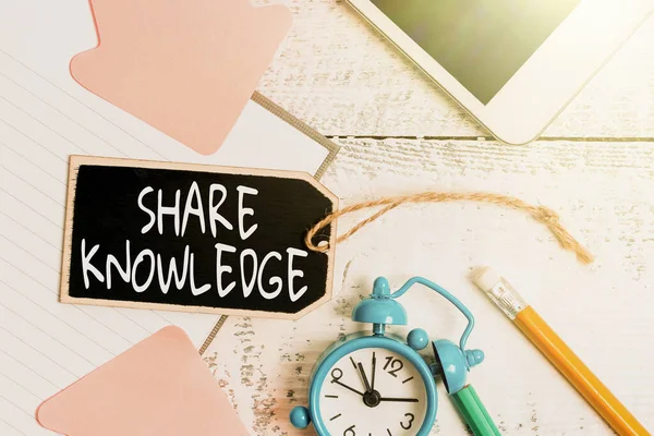 Legenda do texto apresentando Share Knowledge. Mostra de negócios ensinando aos outros o que aprendi antes de dar palestras Compondo Ideia de Carta, Listando Documentos de Texto, Redação Artigo manuscrito — Fotografia de Stock