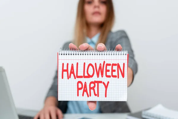 Konzeptionelle Ausstellung Halloween Party. Geschäftsidee Vorabend des westlichen christlichen Festes Allerheiligen Finanzberater gibt Tipps zum Geldsparen, Unternehmer diskutiert Deals — Stockfoto