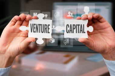 Metin başlığı Venture Capital 'i temsil ediyor. Yeni Geleceğin Teknolojisinin Kilidini Açan Yapboz Parçası İş Kadını Tutan Riskli Bir Projeye Sermaye Yatırımı Sözcüğü.