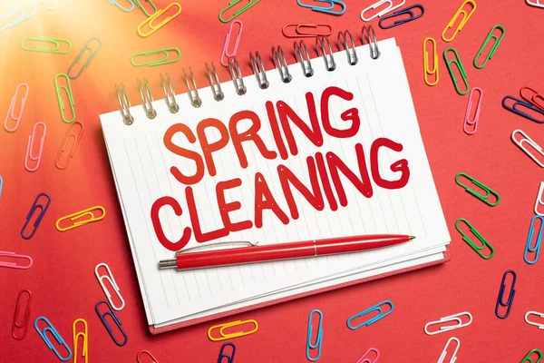 Escribir mostrando texto Spring Cleaning. Palabra Escrito en la práctica de la limpieza a fondo de la casa en la primavera Lluvia de ideas Problemas y soluciones Hacer preguntas relevantes — Foto de Stock