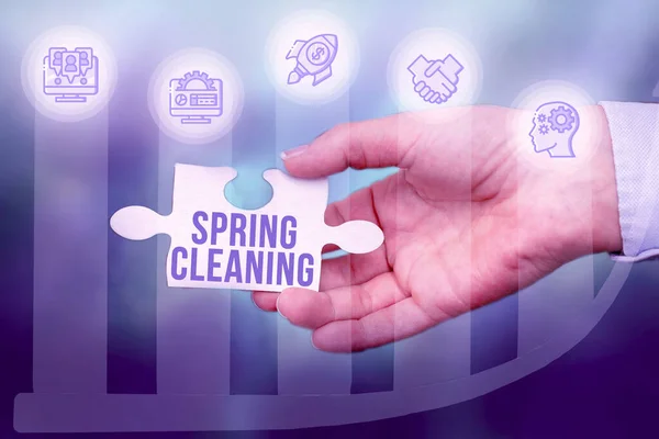 Pisanie wyświetlania tekstu Spring Cleaning. Koncepcja oznacza praktykę gruntownego czyszczenia domu w czasie wiosny Hand Holding Puzzle Piece Odblokowanie nowych technologii futurystycznych. — Zdjęcie stockowe
