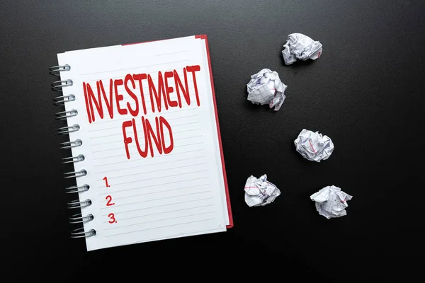 Bildunterschrift: Investitionsfonds. Konzept bedeutet Kapitalzufuhr, die zahlreichen Investoren gehört, die neue glänzende Ideen zur Erneuerung von Kreativität und Inspiration denken — Stockfoto
