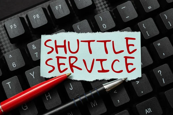 Sms-bord met Shuttle Service. Internet Concept voertuigen zoals bussen reizen vaak tussen twee plaatsen Het creëren van online tijdschriften, Het typen van nieuwe artikelen, Het maken van nieuwe krantenkoppen — Stockfoto