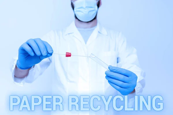 文字显示的灵感，纸张回收。使用废纸的新方法：循环使用废纸医生解释实验室的测试结果，护士收集样本进行测试 — 图库照片