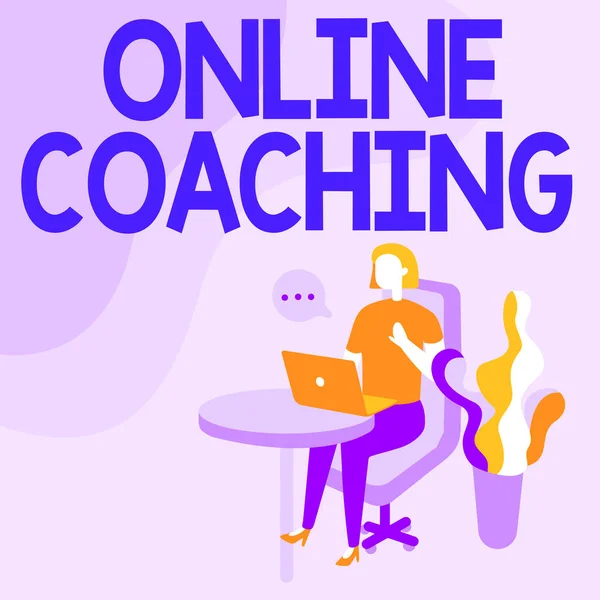 Exibição conceitual Online Coaching. Conceito de Internet Aprender on-line e internet com a ajuda de um treinador Mulher Sentado Escritório Desk Usando Laptop With Speech Bubble Beside Plant. — Fotografia de Stock