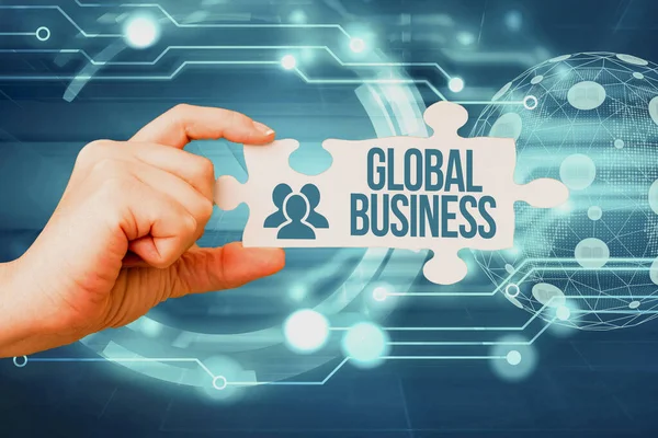 Conceptuele weergave Global Business. Business showcase Handel en business systeem een bedrijf doen over de hele wereld Hand Holding Jigsaw Puzzel stuk Ontgrendelen van nieuwe futuristische technologieën. — Stockfoto