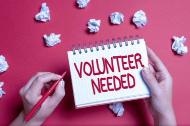 Gönüllüye ihtiyaç olduğunu gösteren mesaj işareti. Yeni Fikirler Planlayan Yaratıcı Tasarımlar Çizen Tasarımlar Ücretsiz veya Tazminat almadan görev yapacak yardımcı arayan kavramsal fotoğraf