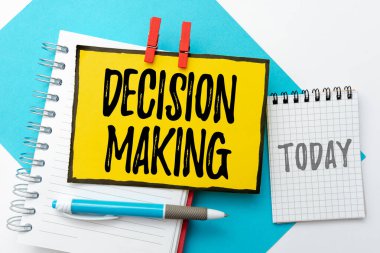 Karar verme işlemini göster. İş genel bakış. İki veya daha fazla olasılık arasında karar verme eylemi. Renkli Perspektif Pozitif Düşünme Yaratıcı Fikirler ve İlham