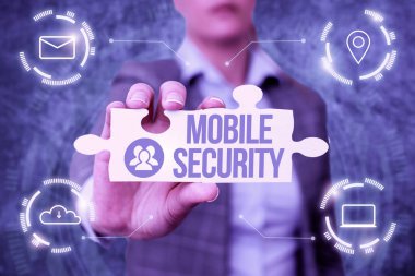 Mobil Güvenlik kavramsal görüntüsü. Cep telefonunun tehditlerden ve kırılganlıklardan korunması için bir sözcük. Yeni Geleceğin Teknolojisini Çözen Yapboz Parçası Tutan İş Kadını.