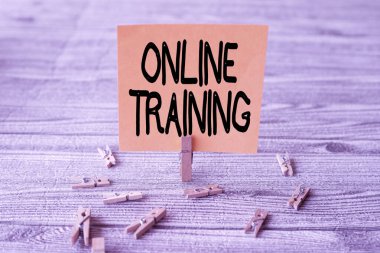 El yazısı tabelası Online Training. İş yaklaşımı Yeni Fikir Gösteren Çamaşır Klipleri ile çevrili Boş Meydan Notu Elektronik araçtan eğitim programını alın.