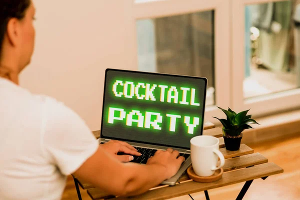 Schild mit der Aufschrift Cocktail Party. Konzept bedeutet formelle Party mit alkoholischen Getränken in der Regel am frühen Abend Online Jobs And Working Remote Connecting People Together — Stockfoto