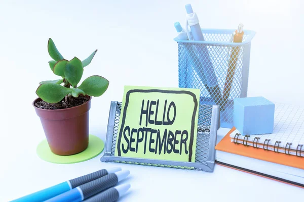 Inspiration visar tecken Hej september. Word Skrivet på ivrigt vill ha ett varmt välkomnande till september månad Städad Workspace Setup Skrivbord Verktyg och utrustning med anteckningar — Stockfoto