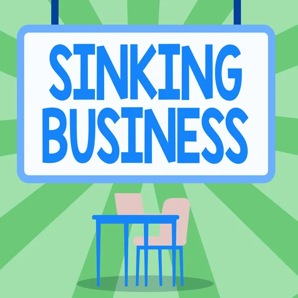 Τίτλος κειμένου που παρουσιάζει το Sinking Business. Εννοιολογική φωτογραφία η εταιρεία ή άλλη οργάνωση που αποτυγχάνει Κενό Whiteboard με φορητό υπολογιστή τοποθετείται στην κορυφή του τραπεζιού με καρέκλα. — Φωτογραφία Αρχείου