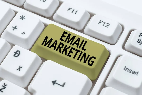 Legenda do texto apresentando Email Marketing. Visão geral de negócios Enviar uma mensagem comercial para um grupo de exibição usando e-mail Idéias de documentação on-line, Carregando arquivos importantes para a Internet — Fotografia de Stock