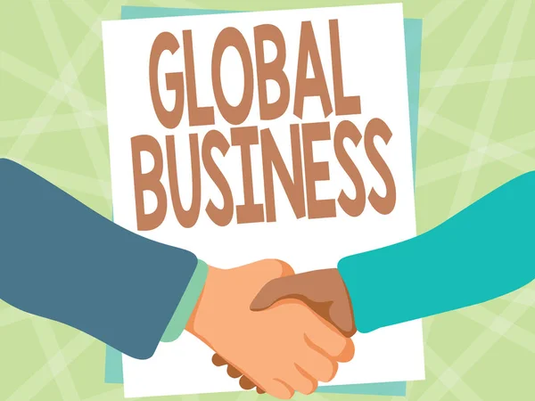 Texto que presenta Global Business. Word Written on Comercio y sistema de negocios una empresa que hace en todo el mundo Dos hombres dibujando con papel vacío Shake Hands Presentando Acuerdo. — Foto de Stock