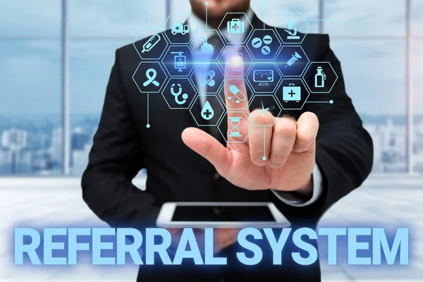 Handschrift tekst Referral System. Conceptuele foto stuurt eigen patiënt naar een andere arts voor behandeling Man in uniform staande houden Tablet typen Futuristische Technologieën. — Stockfoto