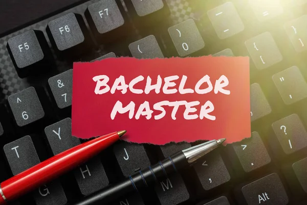 İlham verici Bachelor Master 'ı gösteren bir metin. Yüksek lisans diploması için kullanılan sözcük, notları bir bilgisayara aktarma, motivasyon mesajları yazma — Stok fotoğraf