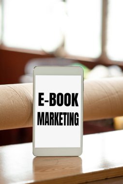 İlham veren E Book Pazarlama metni. Uyumlu her bilgisayarda kullanılabilecek dijital dosya için sözcük Yeni Parlak Fikirler Yaratıcılık ve İlham Yenileme