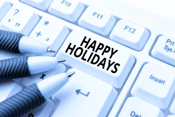 Znak tekstowy pokazujący Happy Holidays. Pomysł na biznes Wykonał krótką podróż przez grupę pokazów dla przyjemności Przeglądanie Internetu i Online Research Study wpisując swoje pomysły — Zdjęcie stockowe