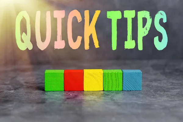 Вывеска "Быстрые советы". Бизнес-витрина небольшой, но особенно полезный практический совет Стопка образцовых кубических прямоугольных коробок на поверхности полированная многоцветной полировкой — стоковое фото